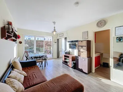Coin salon dans l'établissement Appartement avec terrasse, parking et WiFi, 4 pers. à Merville Franceville - FR-1-465-98