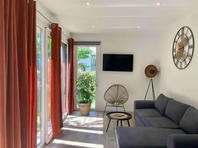 Télévision ou salle de divertissement dans l'établissement Maison neuve à deux pas du Mont