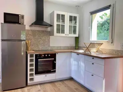 Cuisine ou kitchenette dans l'établissement Maison neuve à deux pas du Mont