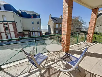 Balcon ou terrasse dans l'établissement Appartement rénové avec ascenseur - Proche plage et centre-ville - FR-1-361-506