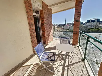 Balcon ou terrasse dans l'établissement Appartement rénové avec ascenseur - Proche plage et centre-ville - FR-1-361-506