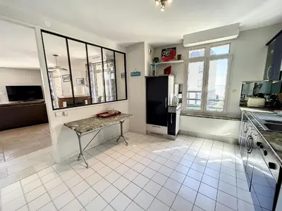 Cuisine ou kitchenette dans l'établissement Appartement rénové avec ascenseur - Proche plage et centre-ville - FR-1-361-506