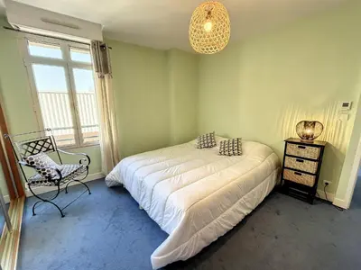 Un ou plusieurs lits dans un hébergement de l'établissement Appartement rénové avec ascenseur - Proche plage et centre-ville - FR-1-361-506