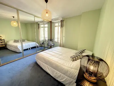 Un ou plusieurs lits dans un hébergement de l'établissement Appartement rénové avec ascenseur - Proche plage et centre-ville - FR-1-361-506