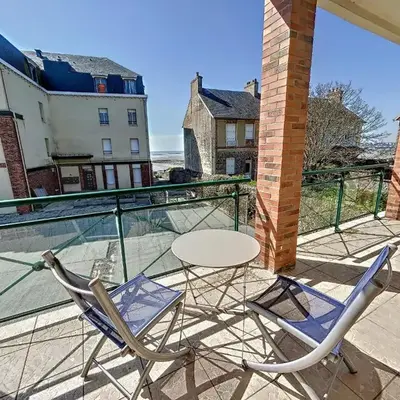Appartement rénové avec ascenseur - Proche plage et centre-ville - FR-1-361-506