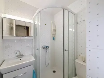 Salle de bains dans l'établissement Duplex en front de mer avec balcon à Merville-Franceville-Plage - FR-1-465-99
