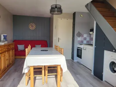 Cuisine ou kitchenette dans l'établissement Duplex en front de mer avec balcon à Merville-Franceville-Plage - FR-1-465-99