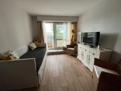 Télévision ou salle de divertissement dans l'établissement L'Escale ensoleillée, 2 pièces sur le Port proche Juno Beach