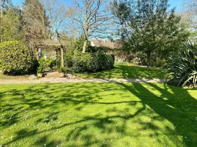 Jardin de l'établissement Prieuré de la Chesnaie x Melrose