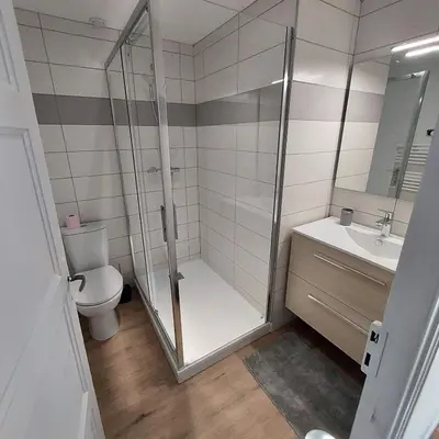 Salle de bains dans l'établissement Superbe appartement F2 refait à neuf plein centre