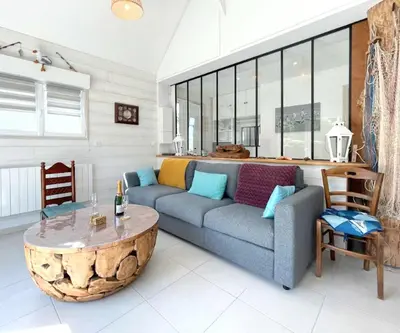 Coin salon dans l'établissement Maison charmante à Saint-Laurent-sur-Mer avec terrasse