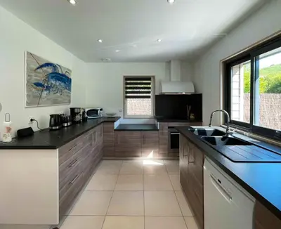 Cuisine ou kitchenette dans l'établissement Maison charmante à Saint-Laurent-sur-Mer avec terrasse