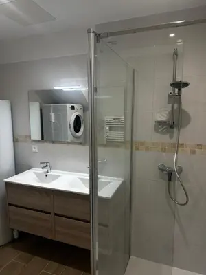 Salle de bains dans l'établissement leBel endroit 145m2 , terrain et terrasse de 350m2 au coeur des commerces ,à proximité de la mer et tous services inclus
