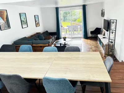 Coin salon dans l'établissement leBel endroit 145m2 , terrain et terrasse de 350m2 au coeur des commerces ,à proximité de la mer et tous services inclus