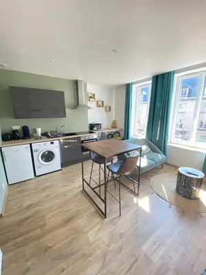 Cuisine ou kitchenette dans l'établissement Joli appartement F2 plein centre Coutances