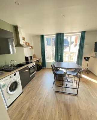 Cuisine ou kitchenette dans l'établissement Joli appartement F2 plein centre Coutances