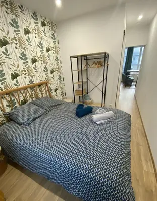 Un ou plusieurs lits dans un hébergement de l'établissement Joli appartement F2 plein centre Coutances