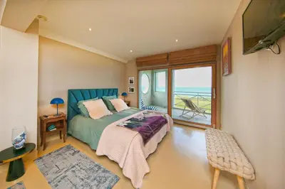Télévision ou salle de divertissement dans l'établissement Les Mouettes - Maison vue mer