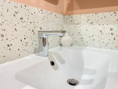 Salle de bains dans l'établissement La Petite Oasis - pour 2pers - 2km du Centre Juno Beach et plage du Débarquement - 10min à pieds du centre ville & de la plage - balcon - exposition sud - stationnement & wifi gratuits