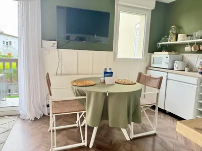 Cuisine ou kitchenette dans l'établissement La Petite Oasis - pour 2pers - 2km du Centre Juno Beach et plage du Débarquement - 10min à pieds du centre ville & de la plage - balcon - exposition sud - stationnement & wifi gratuits