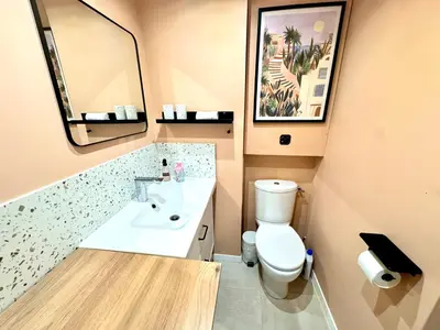 Salle de bains dans l'établissement La Petite Oasis - pour 2pers - 2km du Centre Juno Beach et plage du Débarquement - 10min à pieds du centre ville & de la plage - balcon - exposition sud - stationnement & wifi gratuits