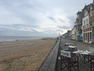 Vue générale sur la mer ou vue sur la mer prise depuis l'appartement