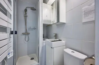 Salle de bains dans l'établissement Un Balcon sur la Mer - Appt à 30m de la plage
