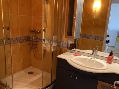 Salle de bains dans l'établissement Appartement 2P, Rez-de-jardin, Accès Plage, Animaux OK, Parking, Internet Inclus - FR-1-487-355