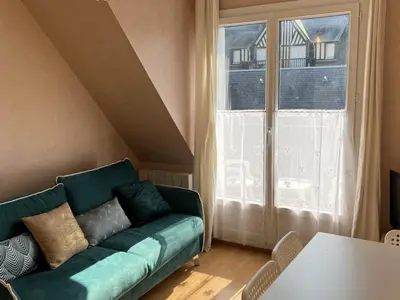 Coin salon dans l'établissement Appartement T3 cosy, proche plage et thalasso, avec balcon et équipements modernes, WiFi inclus - FR-1-487-356