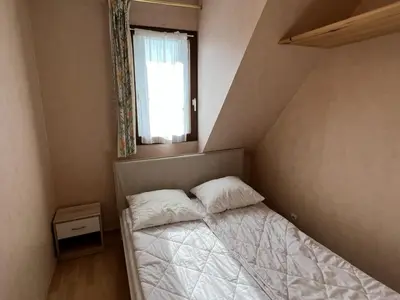 Un ou plusieurs lits dans un hébergement de l'établissement Appartement T3 cosy, proche plage et thalasso, avec balcon et équipements modernes, WiFi inclus - FR-1-487-356