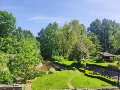 Jardin de l'établissement Le Moulin de Benneville chambres d'hôtes, petit déjeuner compris