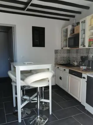 Cuisine ou kitchenette dans l'établissement Gîtes des marais du Lozon - Maison à la campagne