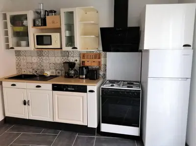 Cuisine ou kitchenette dans l'établissement Gîtes des marais du Lozon - Maison à la campagne