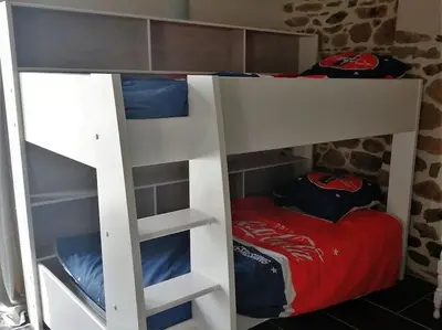 Un ou plusieurs lits superposés dans un hébergement de l'établissement Gîtes des marais du Lozon - Maison à la campagne