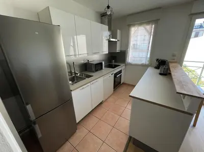 Cuisine ou kitchenette dans l'établissement Appartement 2 chambres - 50m de la mer - parking