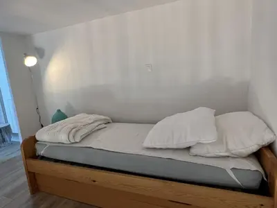 Un ou plusieurs lits dans un hébergement de l'établissement Accès direct plage, T3 mezzanine, 4 pers, balcon, parking, proche thalasso à Cabourg - FR-1-487-357