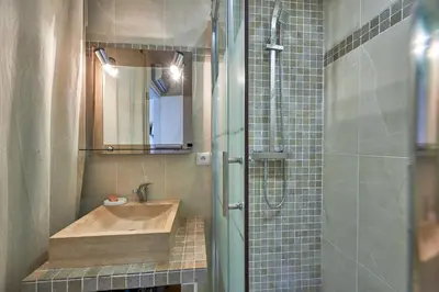 Salle de bains dans l'établissement La Longue Vue - Appt face à la mer