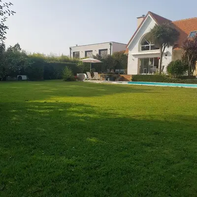 Jardin de l'établissement Entre Caen et la mer avec Piscine