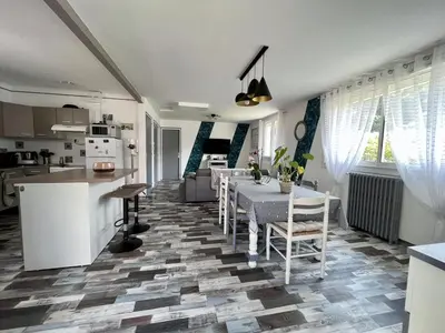 Cuisine ou kitchenette dans l'établissement Maison avec jardin centre ville