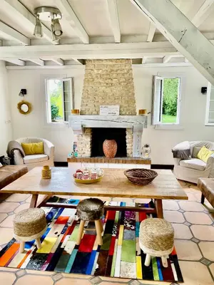 Coin salon dans l'établissement GITE 4 MN DE LA mer et cabourg, piscine, cheminée, table de ping pong, balançoire