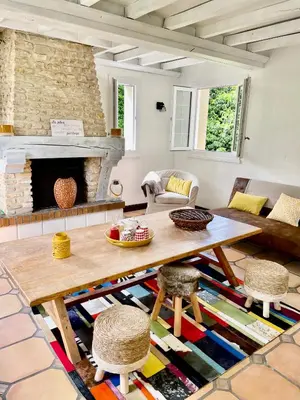 Coin salon dans l'établissement GITE 4 MN DE LA mer et cabourg, piscine, cheminée, table de ping pong, balançoire