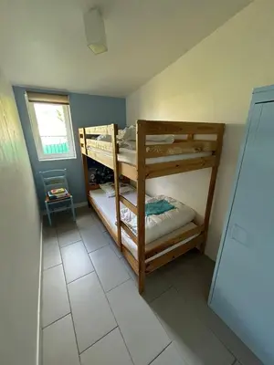 Un ou plusieurs lits dans un hébergement de l'établissement C'est une maison bleue, juste à côté de la plage...