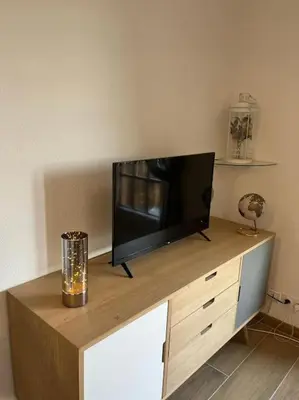 Télévision ou salle de divertissement dans l'établissement Charmant Duplex, 300 m de la mer