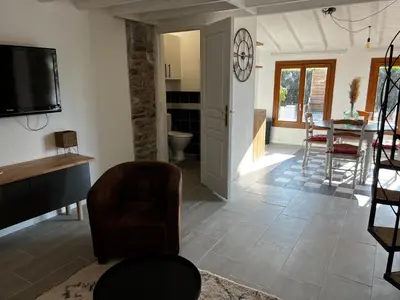 Télévision ou salle de divertissement dans l'établissement Domaine de la Ville Chérel, maison à colombage