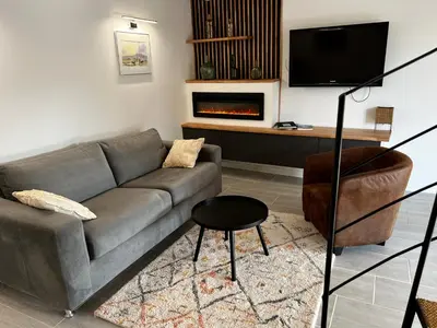 Télévision ou salle de divertissement dans l'établissement Domaine de la Ville Chérel, maison à colombage