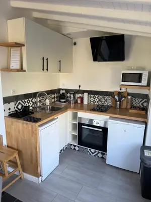 Cuisine ou kitchenette dans l'établissement Domaine de la Ville Chérel, maison à colombage