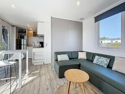 Cuisine ou kitchenette dans l'établissement Mobil-home Grand Confort à Jullouville - Plage, Piscine Chauffée, Fitness et Parking - FR-1-361A-66