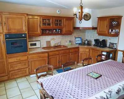 Cuisine ou kitchenette dans l'établissement Maison en pierre au milieu du bocage