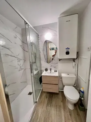 Salle de bains dans l'établissement Plage Cabourg 7 Vue Mer