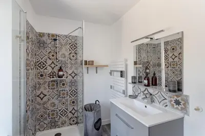 Salle de bains dans l'établissement La Maison de Louise - Superbe maison avec patio